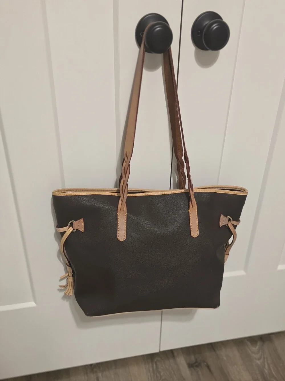 Authentic Dooney & Bourke Large Tote -Nwot